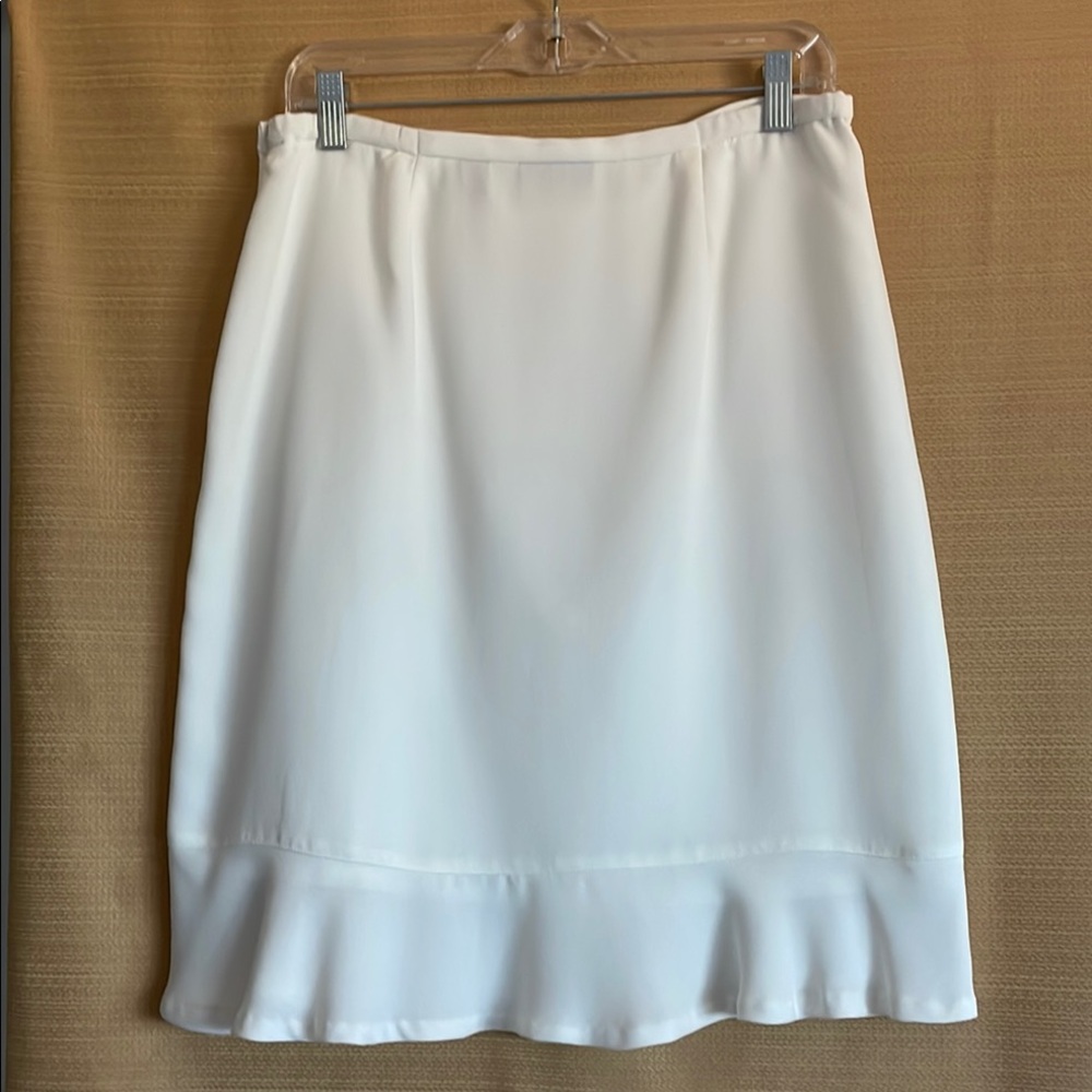 Karen Scott  Ruffled Bottom White Skirt.